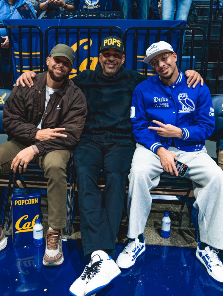 开云-人逢喜事精神爽！库里兄弟和老爹一同观看杜克大学比赛！