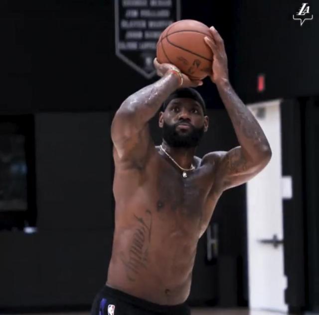 开云-【声音】沃格尔：戴维斯夏天有训练 首发阵容还没定