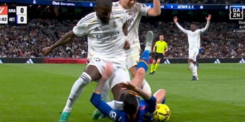 开云官网-皇马主场爆冷输球，吕迪格暴力动作未被罚下引发争议