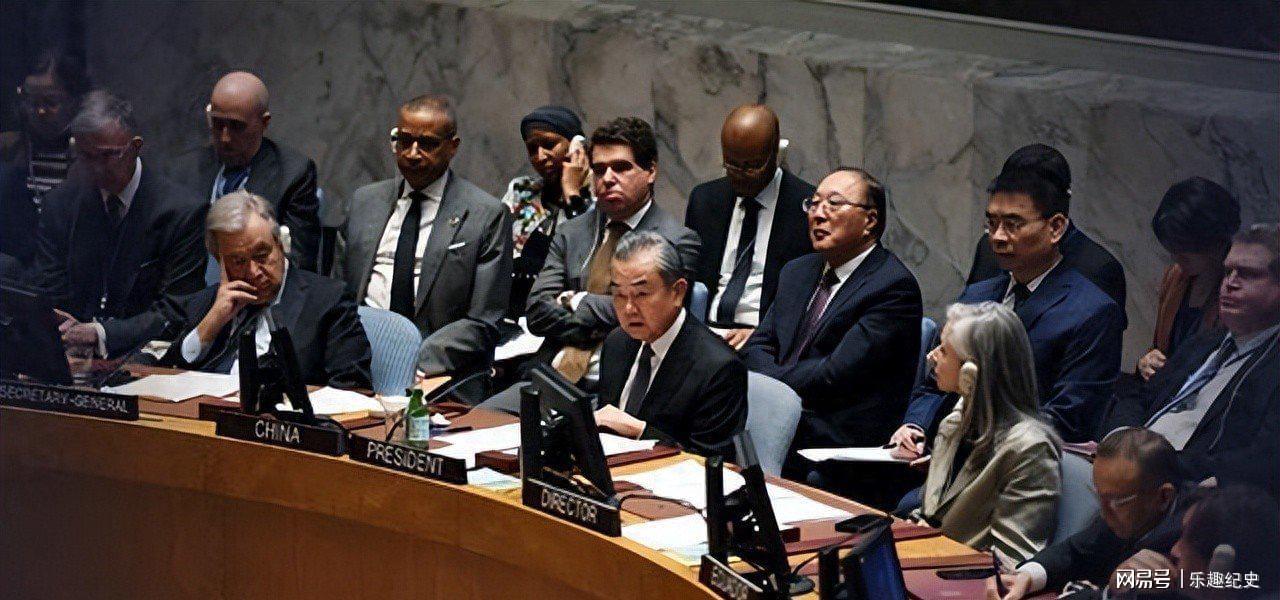 开云体育-“外交男神”王毅年轻旧照，与妻子罕见同框，岳父曾是周总理秘书