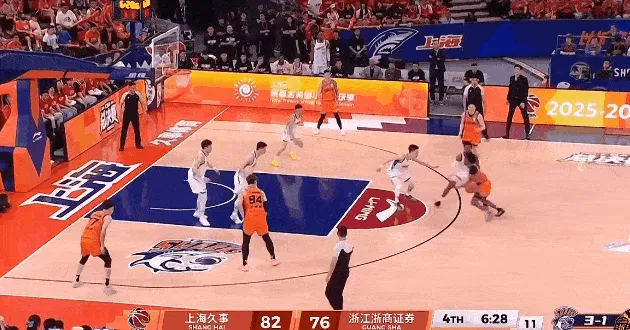 开云在线-张镇麟身后追防大帽布朗，古德温挑篮打成2+1再领先9分